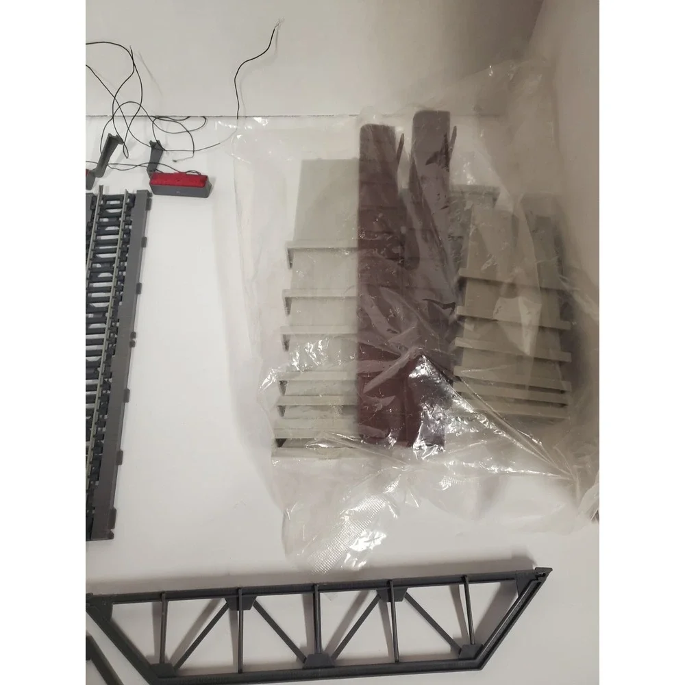 Life Like Ho Train Assortment Of Bridge Parts And Pieces